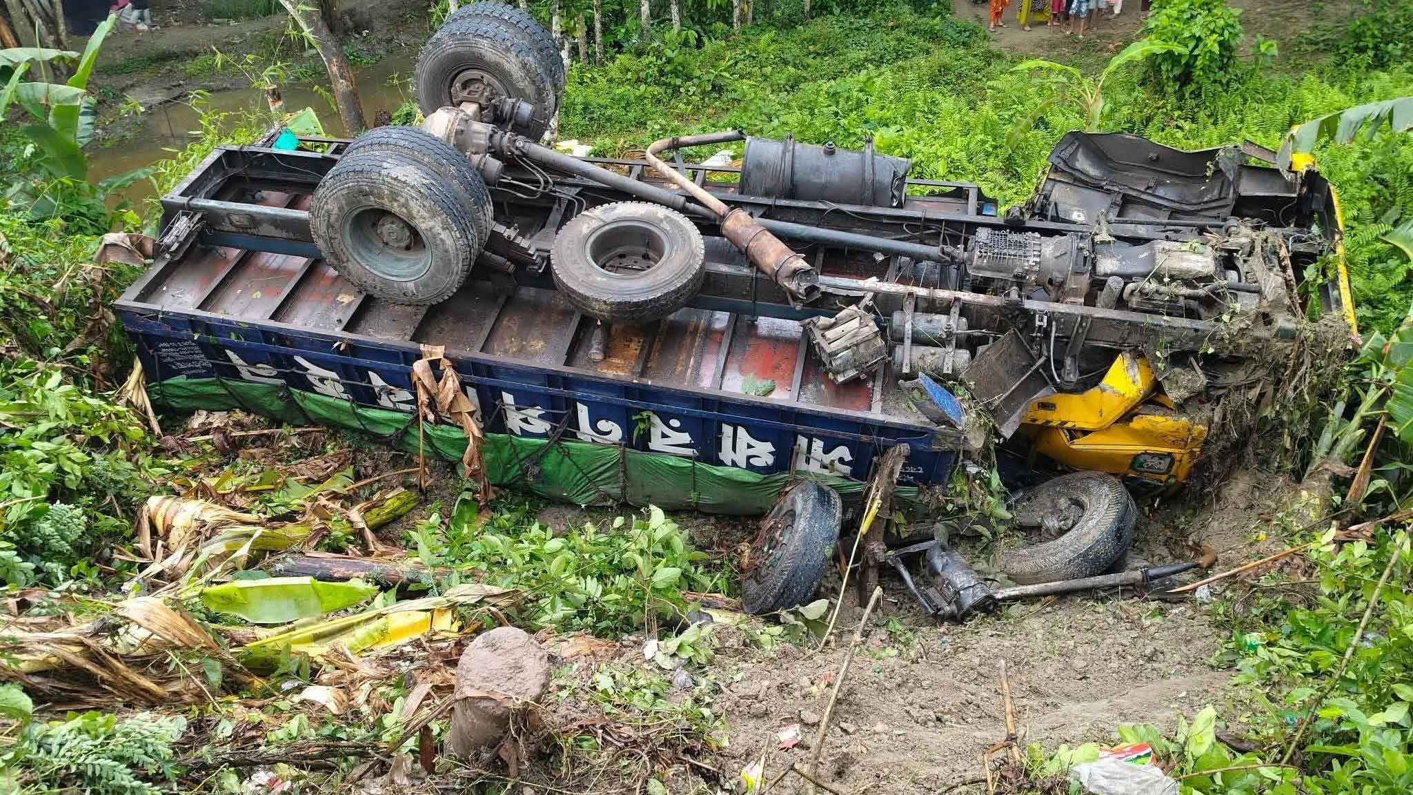 ব্রিজের রেলিং ভেঙে খাদে ট্রাক, অল্পের জন্য প্রাণে রক্ষা চালক-হেলপারের