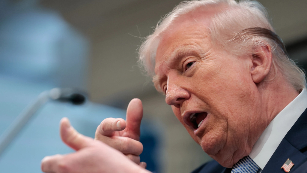 হরমুজে মাইন বসাতে দেখলেই গুলির নির্দেশ ট্রাম্পের