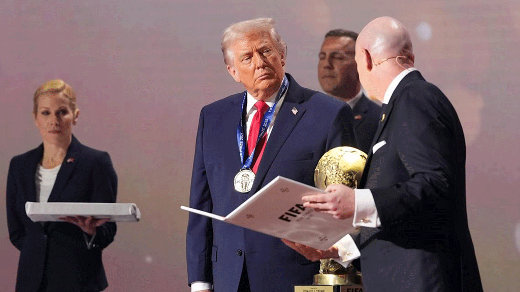 ট্রাম্পকে শান্তি পুরস্কার দিয়ে চাপের মুখে ফিফা সভাপতি