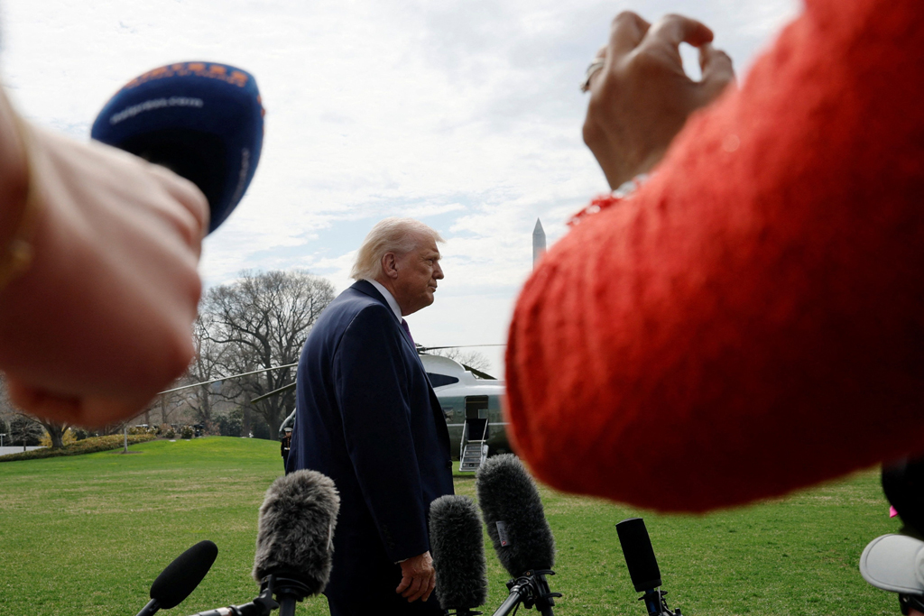 ইরান যুদ্ধের সাতপাকে আটকে গেছে ট্রাম্পের জয়