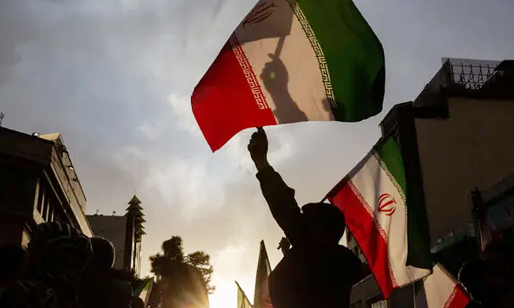 সেতু উড়িয়ে দেওয়ার হুমকি ট্রাম্পের, সেতুতে পতাকা উড়িয়ে প্রতিবাদ ইরানিদের