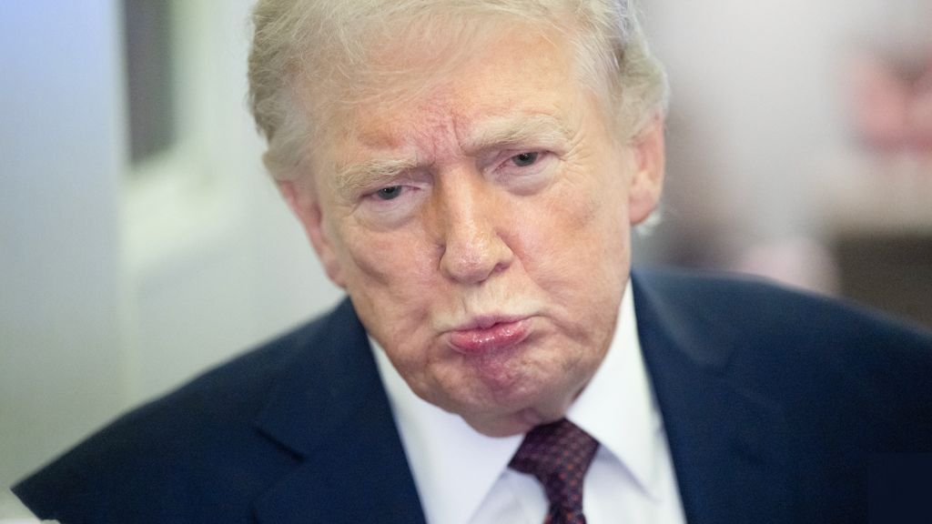 ইরানে ‘বিজয়’ ঘোষণার পরও কেন অন্যদের সাহায্য চাচ্ছেন ট্রাম্প