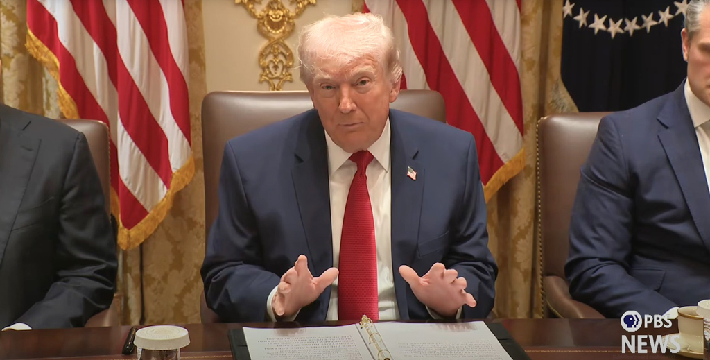 যুদ্ধ থামাতে চুক্তির জন্য হাতজোড় করছে ইরান: হোয়াইট হাউসে ট্রাম্প