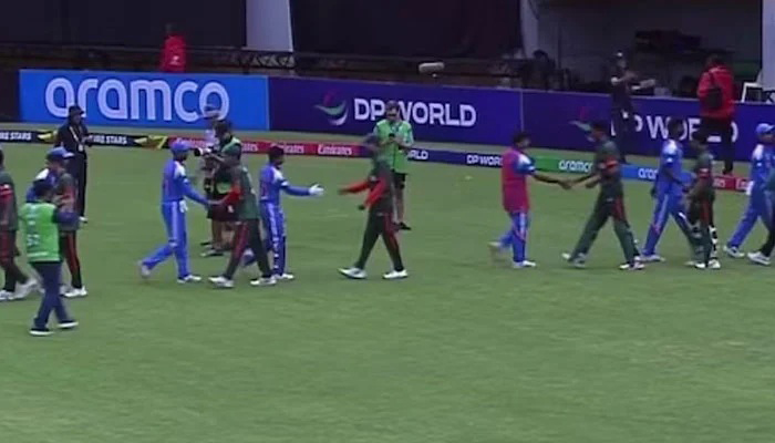 টসের সময় না হলেও পরে হাত মিলিয়েছেন বাংলাদেশ-ভারতের ক্রিকেটাররা