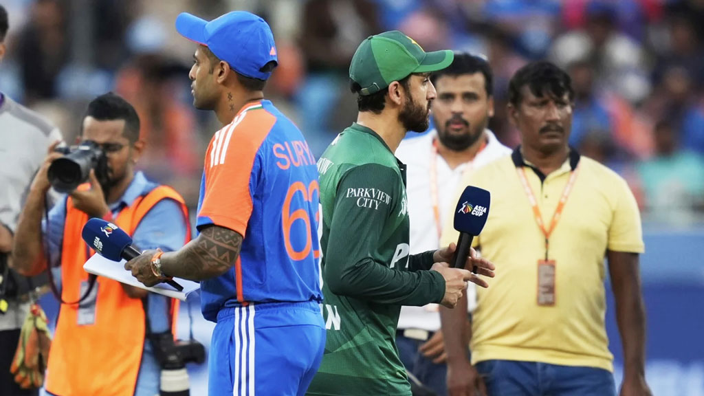 এবারও হাত মেলায়নি ভারত, ব্যাটিংয়ে পাকিস্তান