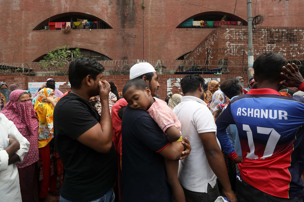 রমজান মাসে স্বল্পমূল্যে পণ্য বিক্রি করছে টিসিবি। দীর্ঘ লাইনে অপেক্ষায় মানুষ। সরবরাহকারীরা বলছেন, অন্যান্য সময়ের চেয়ে গ্ৰহীতার সংখ্যা তুলনামূলক বেশি। ছবিটি আজ বুধবার শের-এ-বাংলা নগর থেকে তোলা। ছবি: ওমর ফারুক।