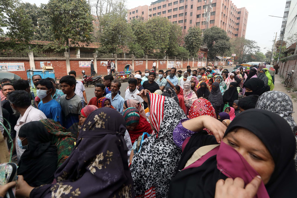 রমজান মাসে স্বল্পমূল্যে পণ্য বিক্রি করছে টিসিবি। দীর্ঘ লাইনে অপেক্ষায় মানুষ। সরবরাহকারীরা বলছেন, অন্যান্য সময়ের চেয়ে গ্ৰহীতার সংখ্যা তুলনামূলক বেশি। ছবিটি আজ বুধবার শের-এ-বাংলা নগর থেকে তোলা। ছবি: ওমর ফারুক।