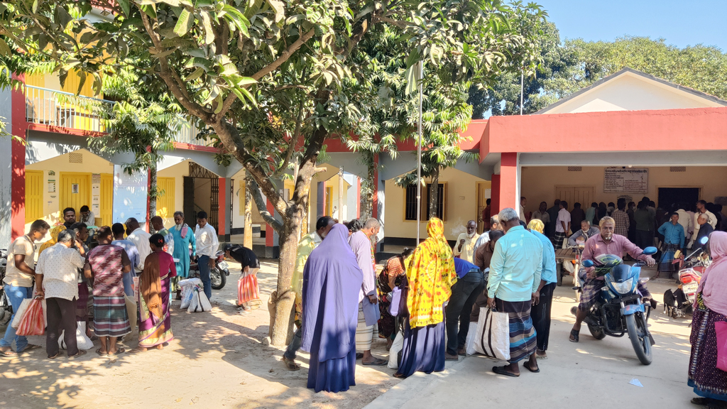 খানসামায় টিসিবি কার্ডধারীরা পাচ্ছেন না ভোজ্যতেল, বিপাকে নিম্ন আয়ের মানুষ