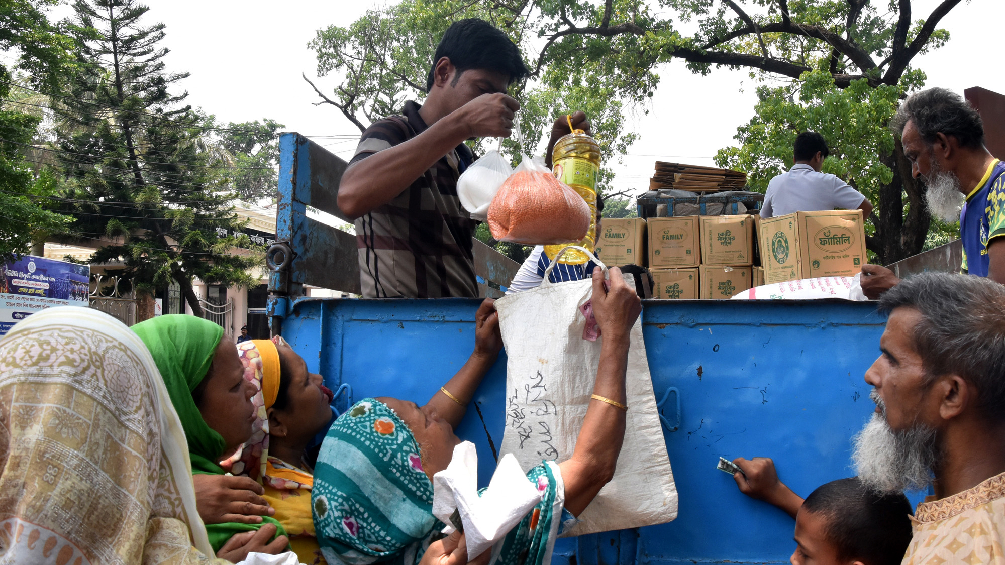 সেদ্ধ হচ্ছে না টিসিবির ডাল