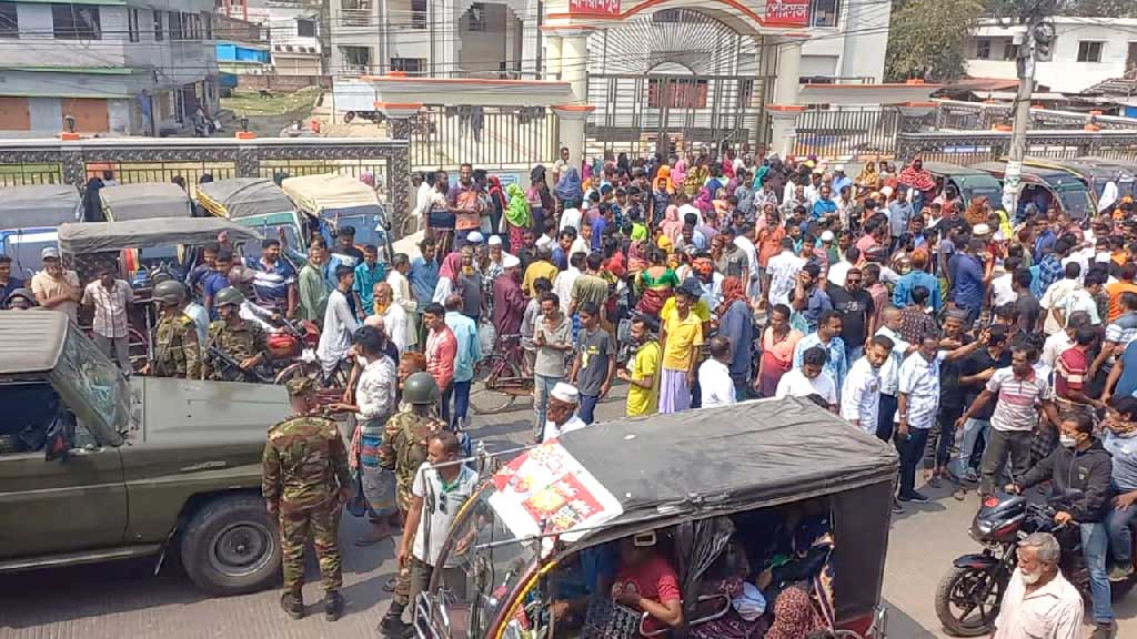 যশোরে টিসিবির পণ্যের দাবিতে সড়ক অবরোধ-বিক্ষোভ