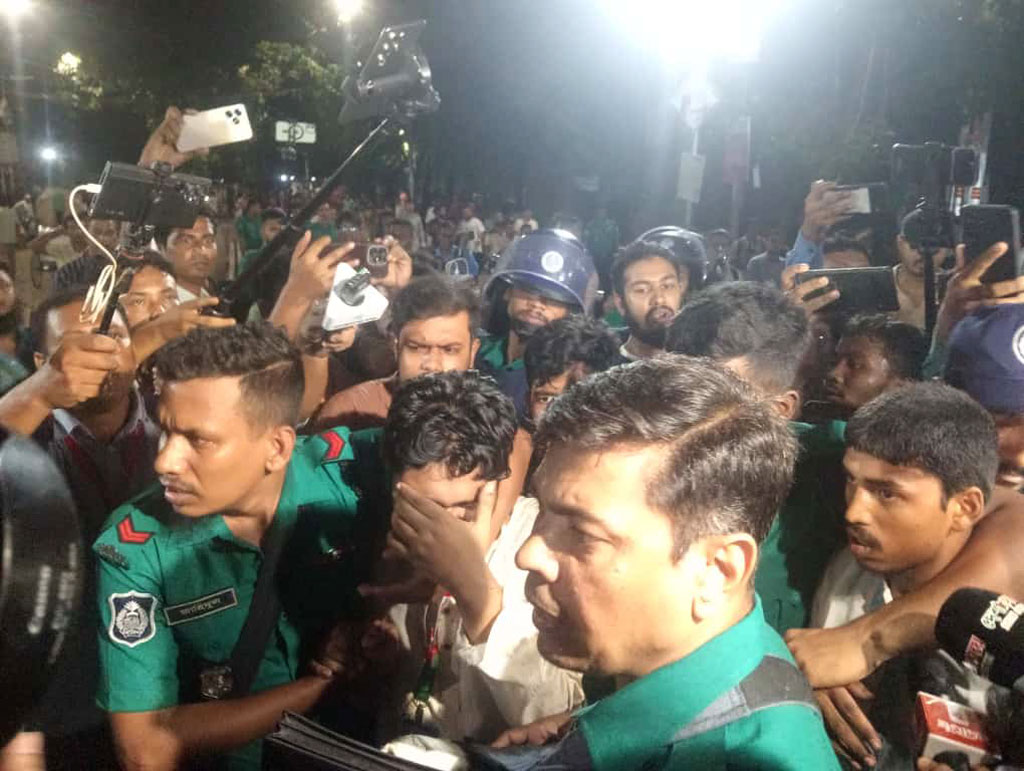 টিএসসিতে পাস কার্ড ছাড়া ২ ‘মিডিয়াকর্মী’ আটক, পুলিশে সোপর্দ