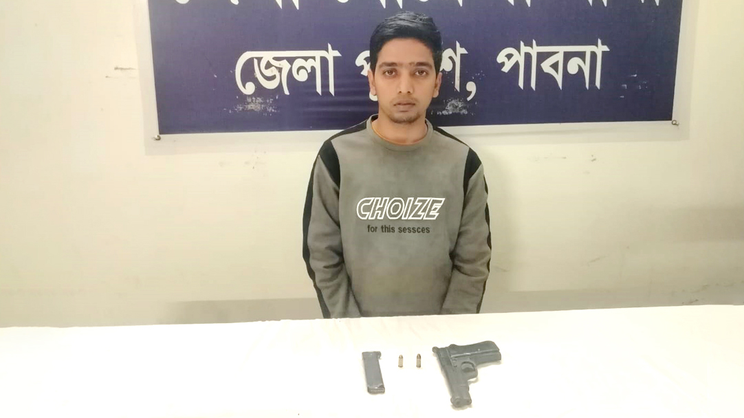 ঈশ্বরদীতে অস্ত্র উঁচিয়ে গুলি করা সেই যুবক আটক, পিস্তল-গুলি জব্দ