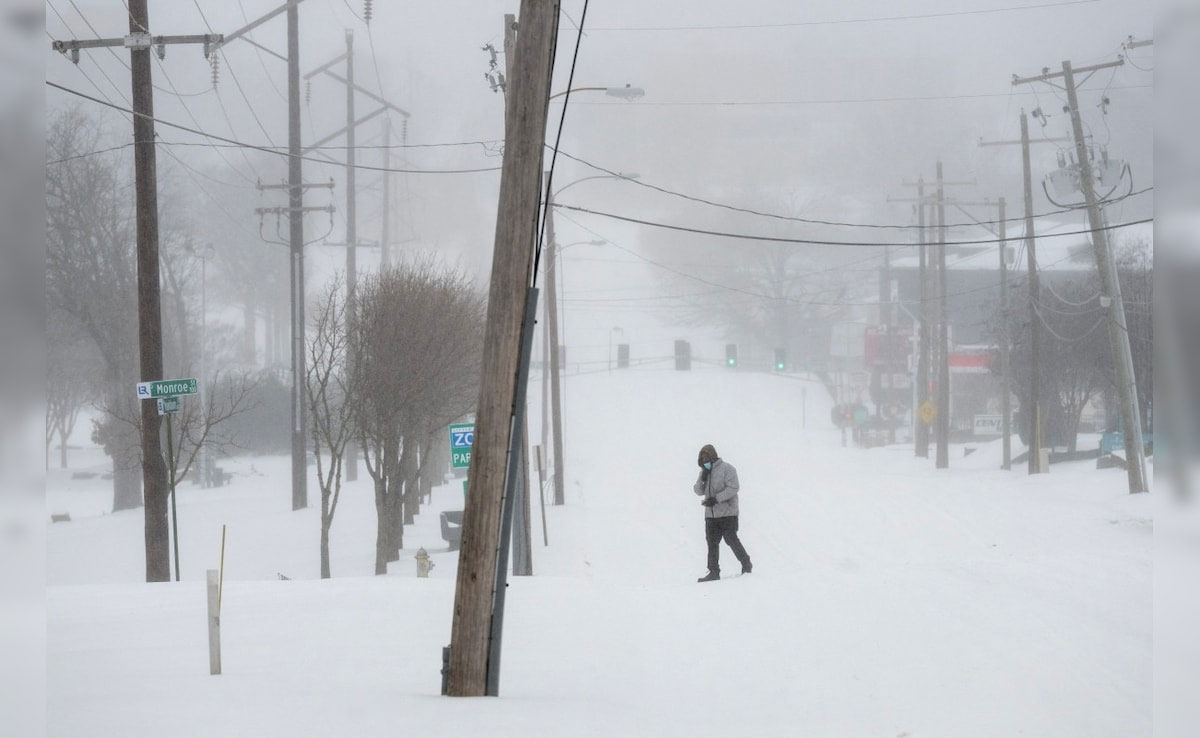 যুক্তরাষ্ট্রজুড়ে তুষারঝড়ের তাণ্ডবে বিদ্যুৎহীন লাখো মানুষ, বাতিল ১৩ হাজারের বেশি ফ্লাইট