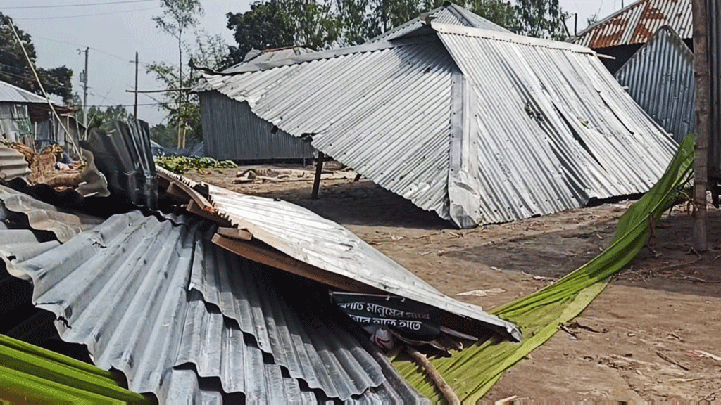 ১০ মিনিটের ঝড়ে লন্ডভন্ড তিস্তার চর