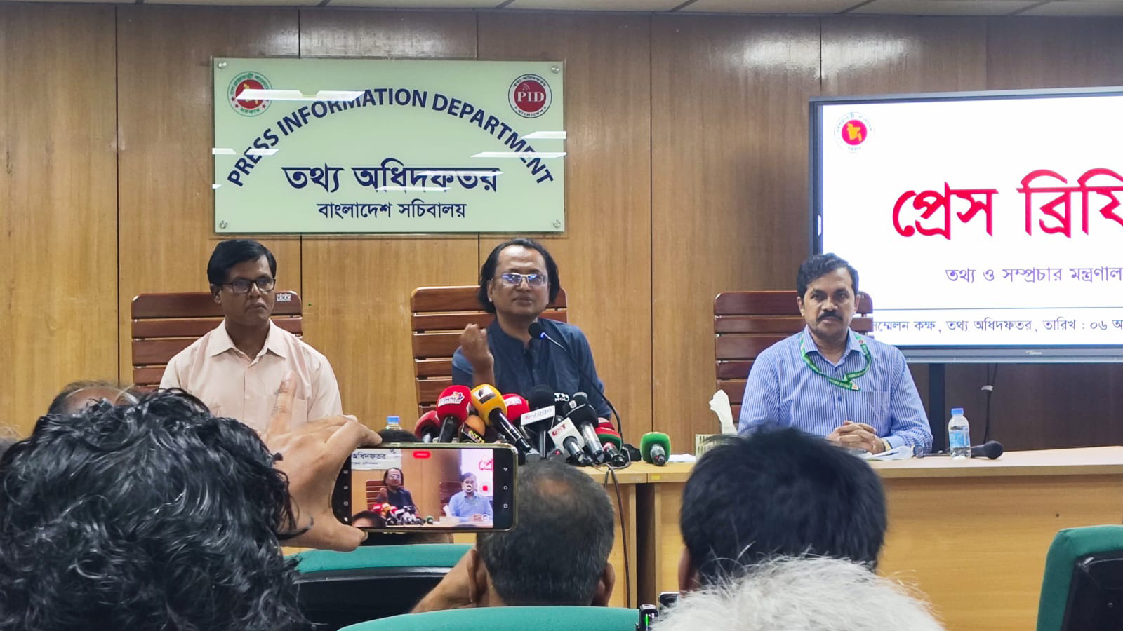 এলপিজি নির্ধারিত মূল্যে বিক্রি না করলে আইনি ব্যবস্থা নেওয়া হবে: তথ্য উপদেষ্টা