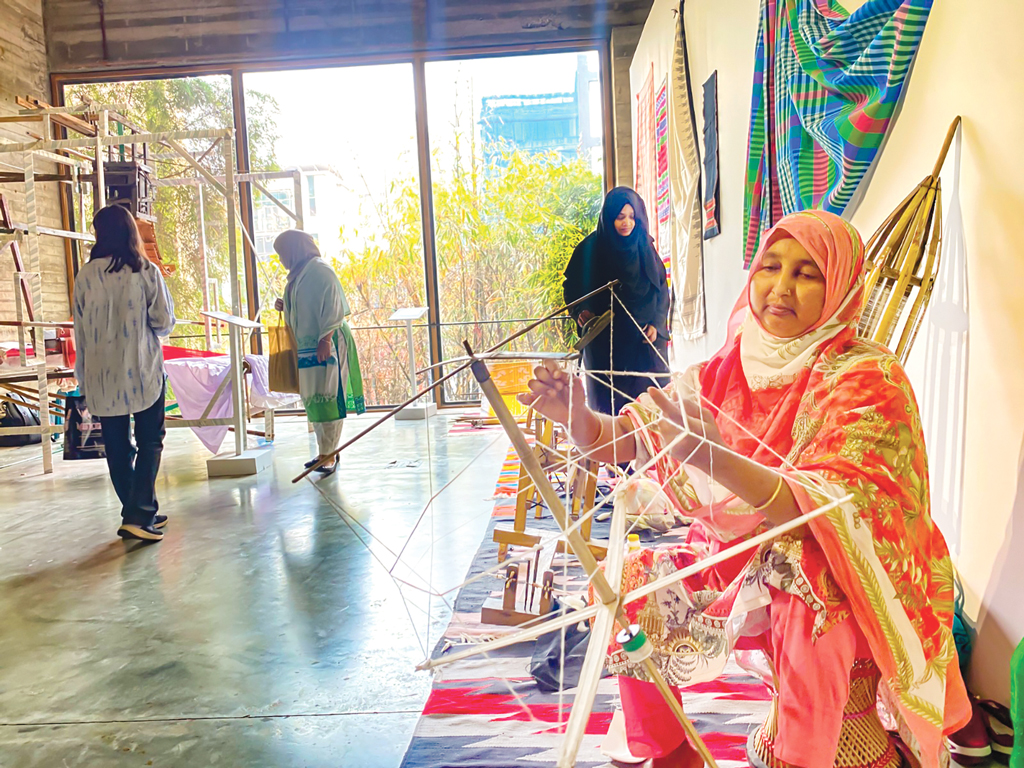 তাঁত ঐতিহ্যের জাঁকালো প্রদর্শনী