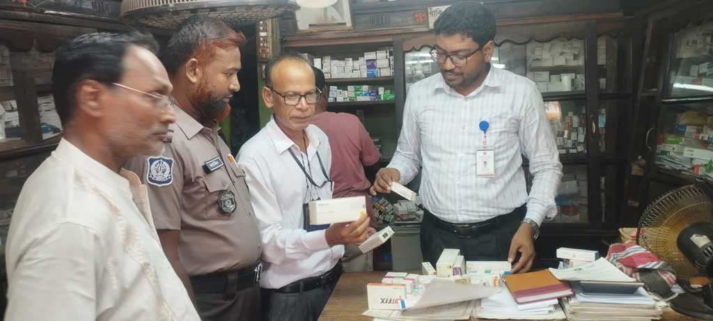 মুন্সিগঞ্জে মেয়াদোত্তীর্ণ ওষুধ রাখায় ফার্মেসিকে জরিমানা