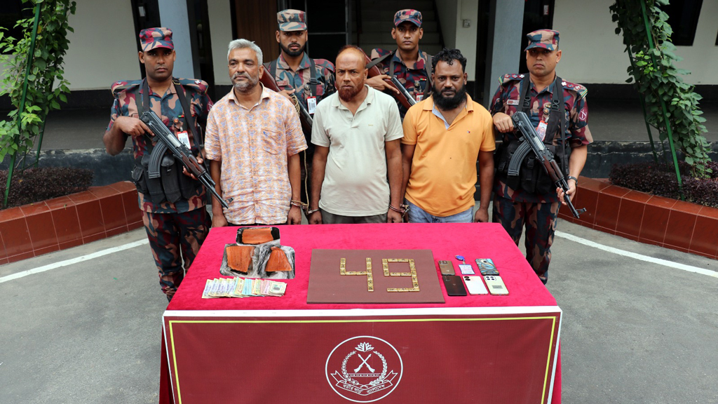 চিকিৎসকের স্টিকারযুক্ত প্রাইভেট কারে মিলল ২৬টি স্বর্ণের বার, আটক ৩