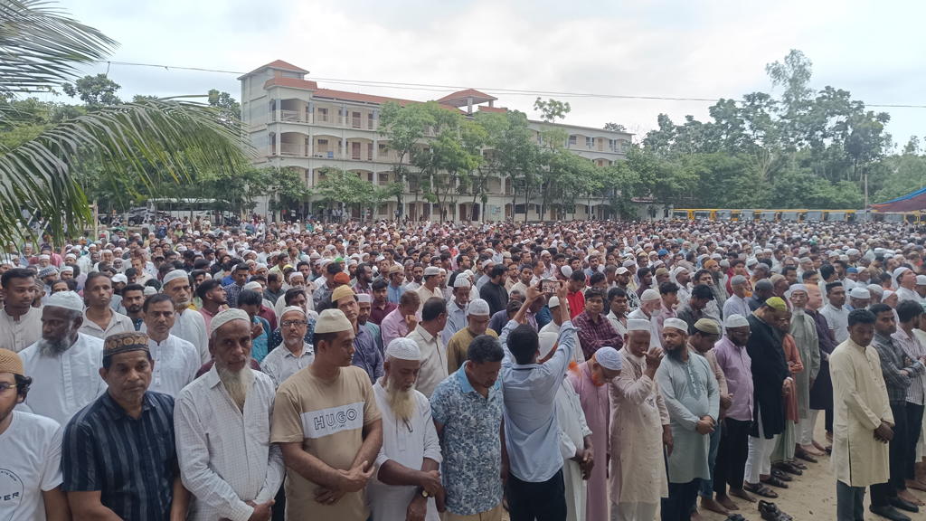 মিরসরাইয়ে তৃতীয় জানাজা শেষে দাফন সম্পন্ন ইঞ্জিনিয়ার মোশাররফ হোসেনের