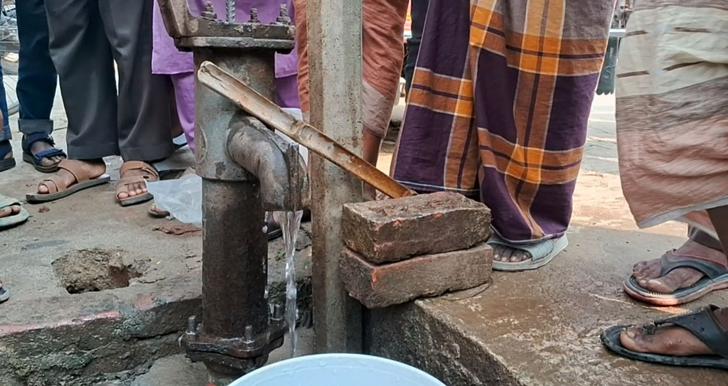 চাপ ছাড়াই টিউবওয়েল দিয়ে পানি পড়া নিয়ে হুলুস্থুল, অতঃপর যা জানা গেল