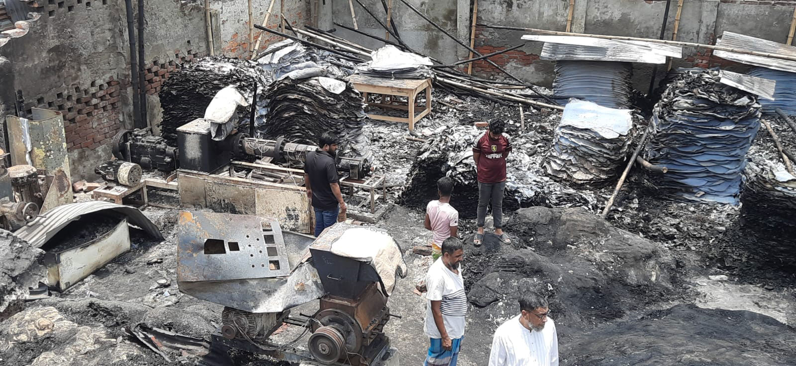 ট্যানারির গুদামভর্তি কেমিক্যাল ও দাহ্য পদার্থ, তিন কারখানা পুড়ে ছাই