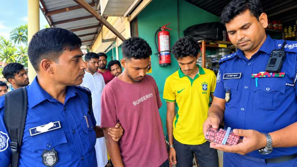 ওষুধের মোড়কে টাপেন্টাডল বহন, ২ যুবক আটক