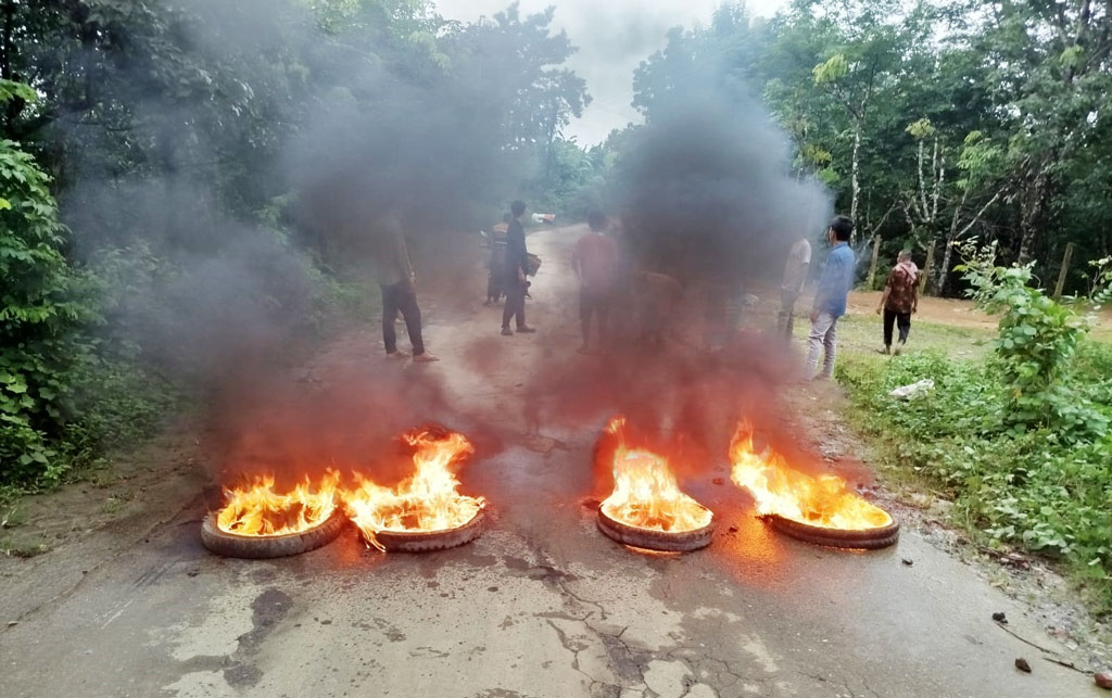খাগড়াছড়িতে আধাবেলা সড়ক অবরোধ চলছে