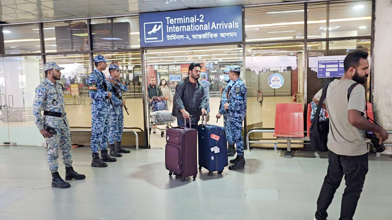 দুবাইয়ে আটকে পড়া বিমানের ২৭ জন ক্রুকে ফিরিয়ে আনল ইউএস-বাংলা