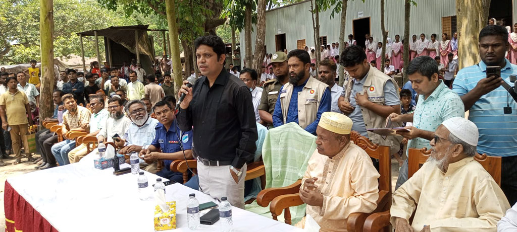 মানিকগঞ্জে রাতের আঁধারে স্থানান্তর করা বিদ্যালয় ভবন পরিদর্শনে কর্মকর্তারা
