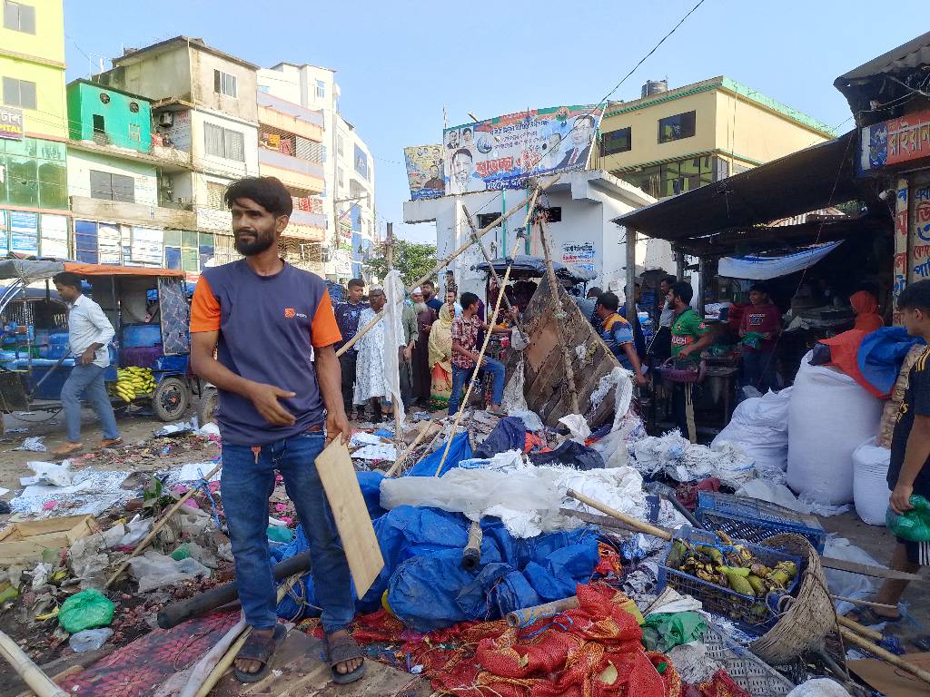 দেবিদ্বারে ফুটপাত দখলমুক্ত অভিযানে শতাধিক অবৈধ দোকান উচ্ছেদ