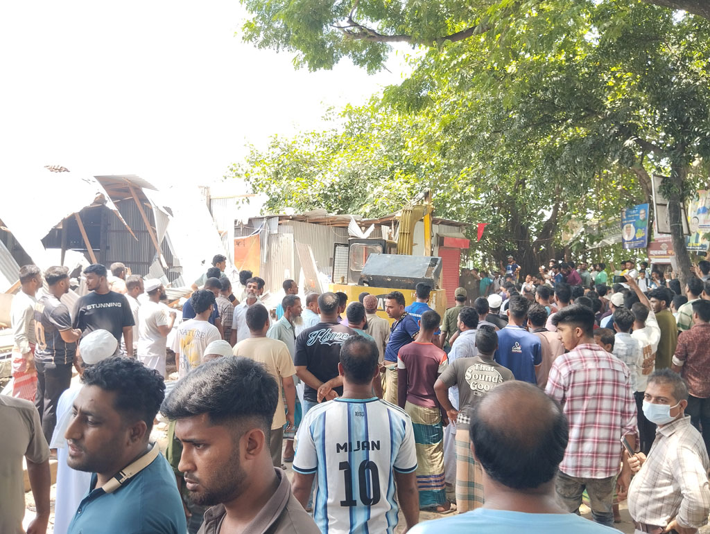 লঞ্চঘাটে বিআইডব্লিউটিএর অভিযানে উচ্ছেদ করা হয় অবৈধ স্থাপনা। ছবি: আজকের পত্রিকা