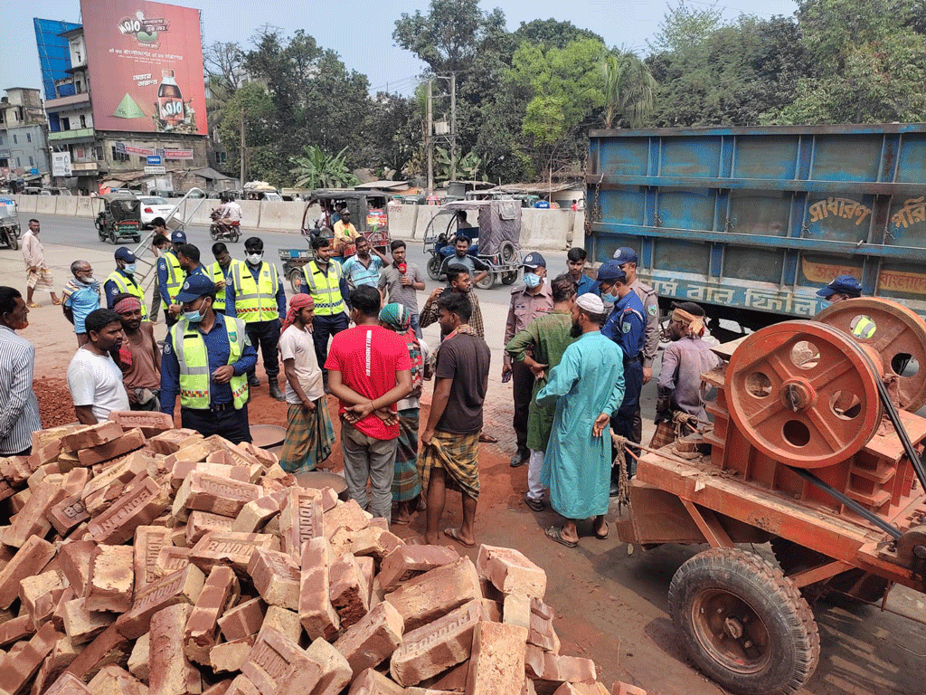 বগুড়ার শেরপুরে মহাসড়কে উচ্ছেদ অভিযান