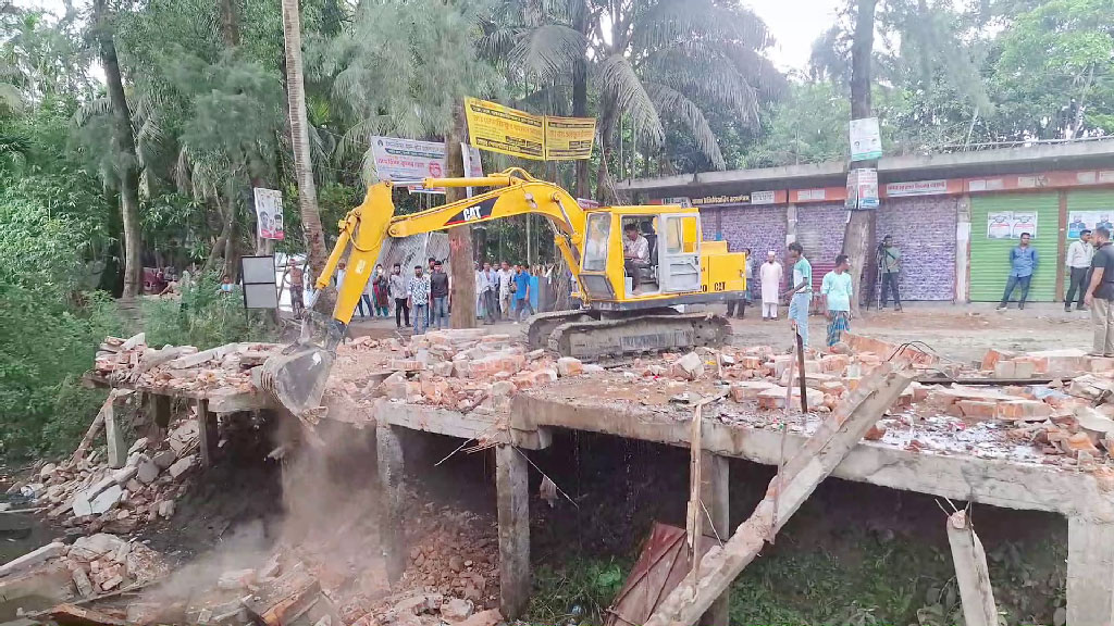 জলাবদ্ধতা নিরসনে লক্ষ্মীপুরে খালের দুই পাড়ে অবৈধ স্থাপনা উচ্ছেদ