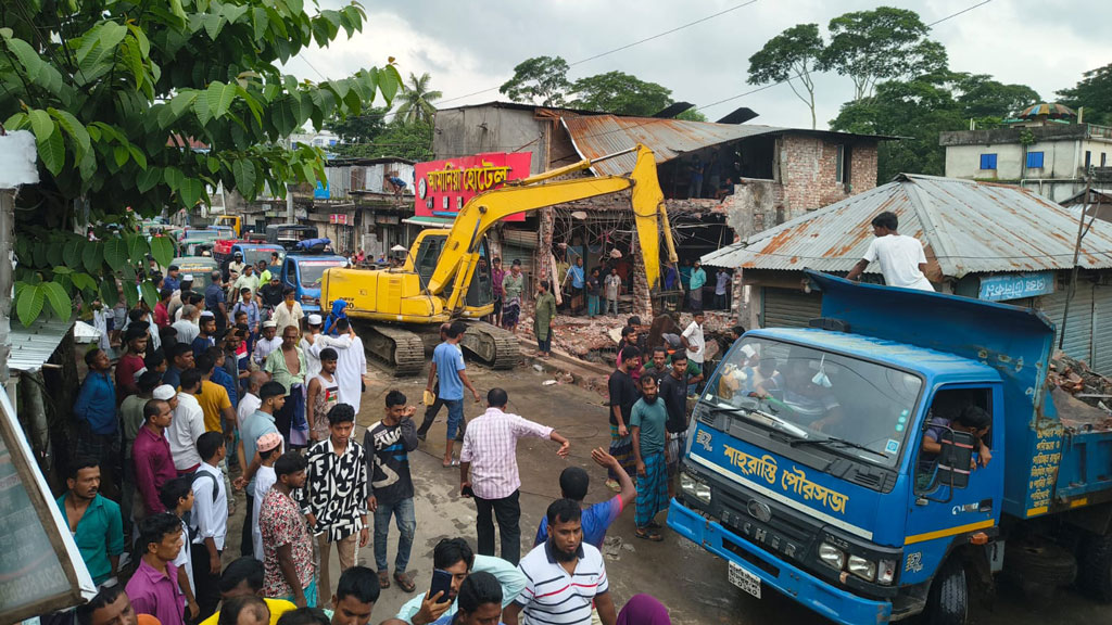 চাঁদপুরে খালের ওপর নির্মিত অবৈধ স্থাপনা উচ্ছেদ