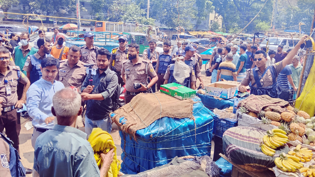 ‘ফকিরাপুলের ৫০ ফুট চওড়া সড়কের ৩০ ফুটই ছিল অবৈধ দখলে’