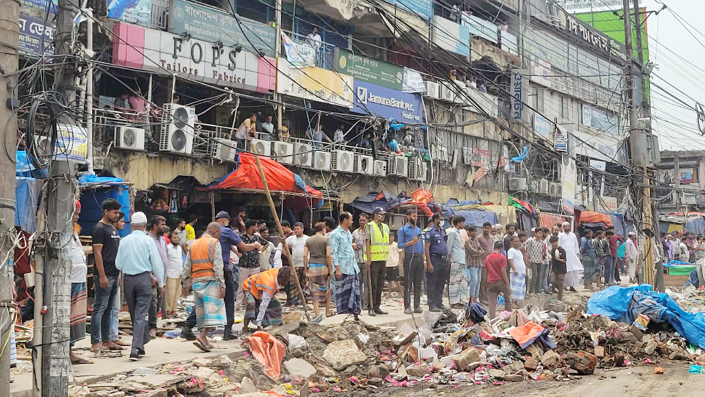 মহাসড়কের ওপর গড়ে ওঠা পাঁচ শ অবৈধ দোকানপাট উচ্ছেদ