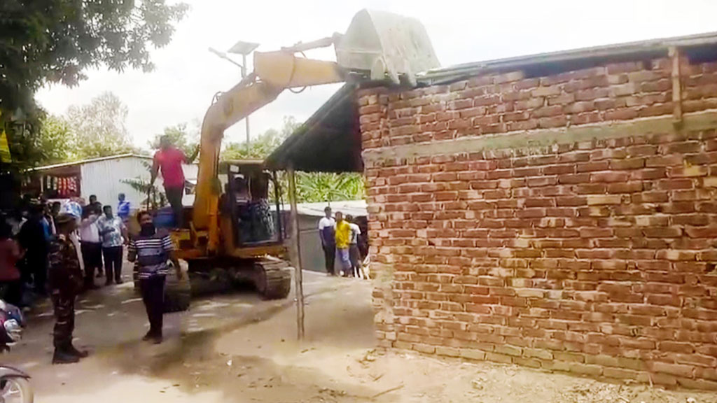 কুসুম্বা শাহি মসজিদের জায়গা দখলে রাখা দোকানঘর উচ্ছেদ
