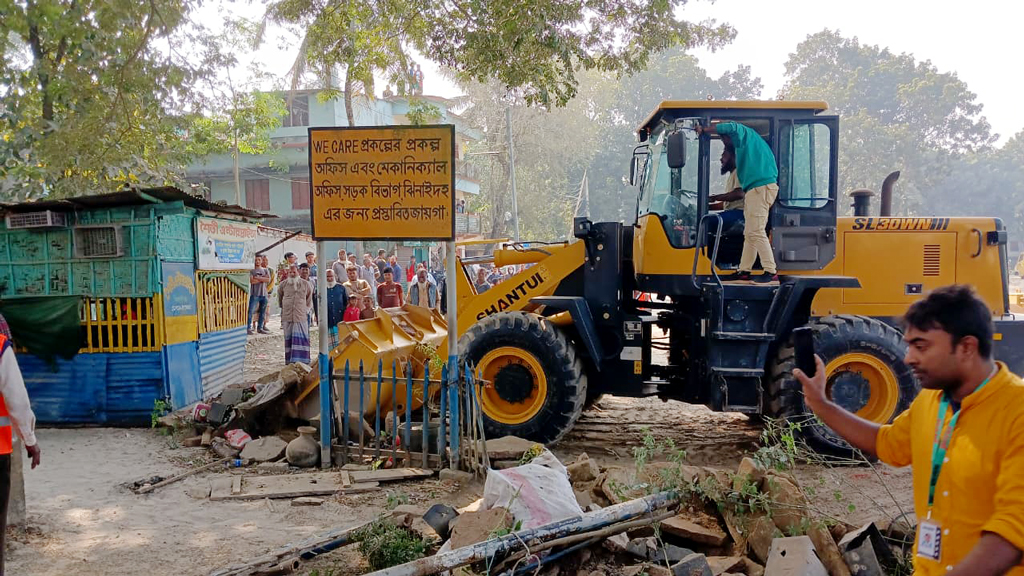 অবৈধ ট্রাক টার্মিনাল উচ্ছেদ