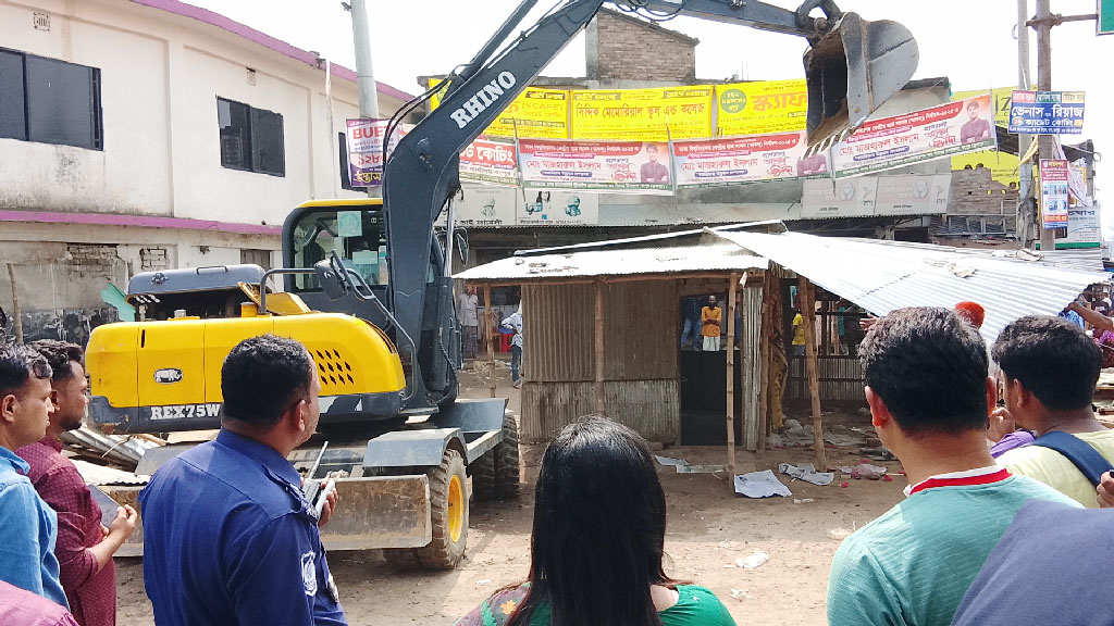 পীরগঞ্জে অবৈধ দোকান বুলডোজার দিয়ে গুঁড়িয়ে দিল প্রশাসন
