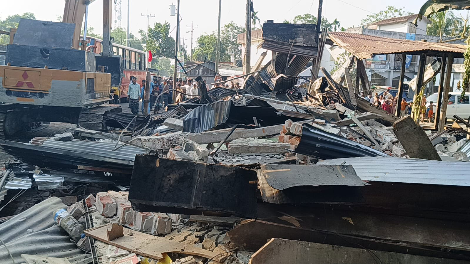 আদালতের নির্দেশে উচ্ছেদ কার্যক্রম চালানোর সময় দোকানপাটে আগুন দিল বিবাদী পক্ষ