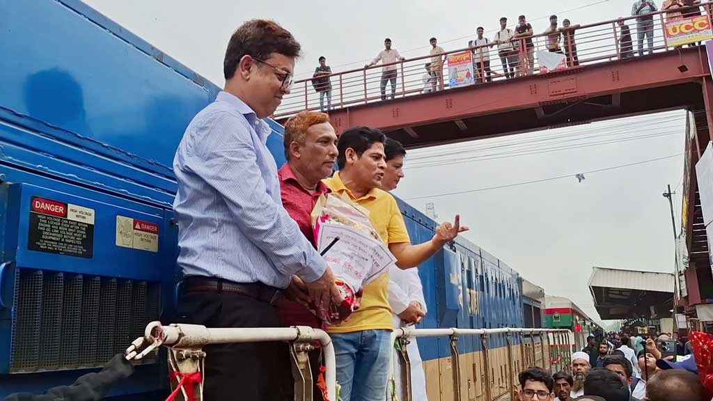 নরসিংদীতে ৩ আন্তনগর ট্রেনের যাত্রাবিরতির উদ্বোধন