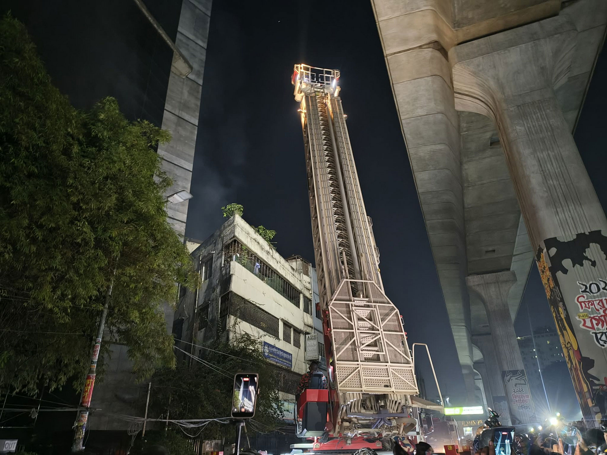 ক্রেন দিয়ে ডেইলি স্টারের সাংবাদিকদের উদ্ধার