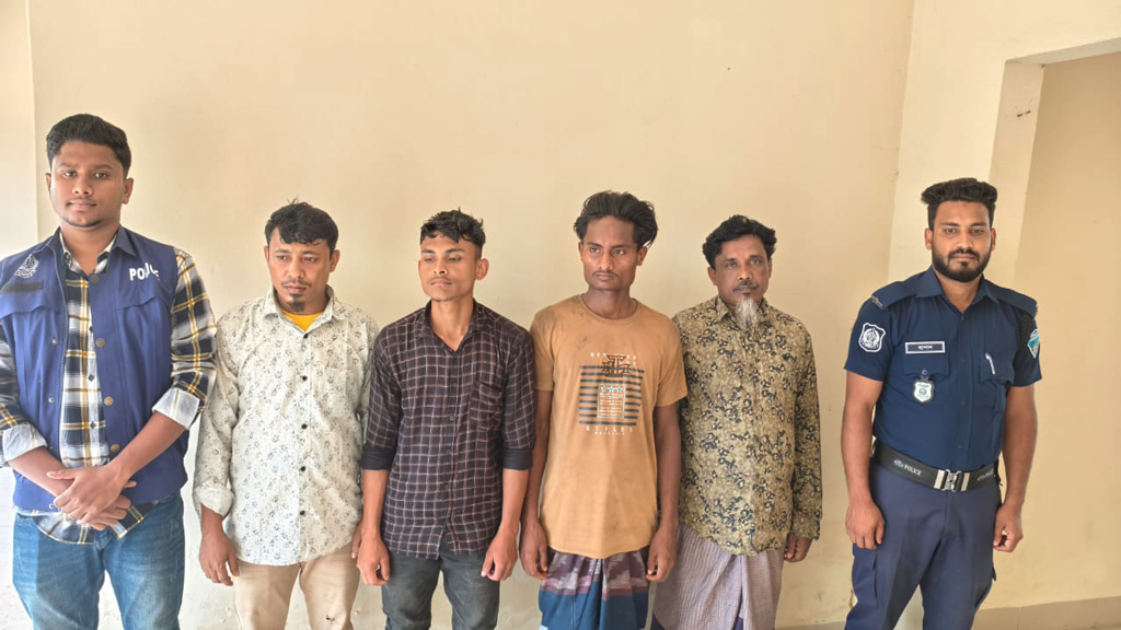 টেকনাফের পাহাড়ে পুলিশের অভিযান: পাচারকারীদের আস্তানা থেকে উদ্ধার ৪ ব্যক্তি