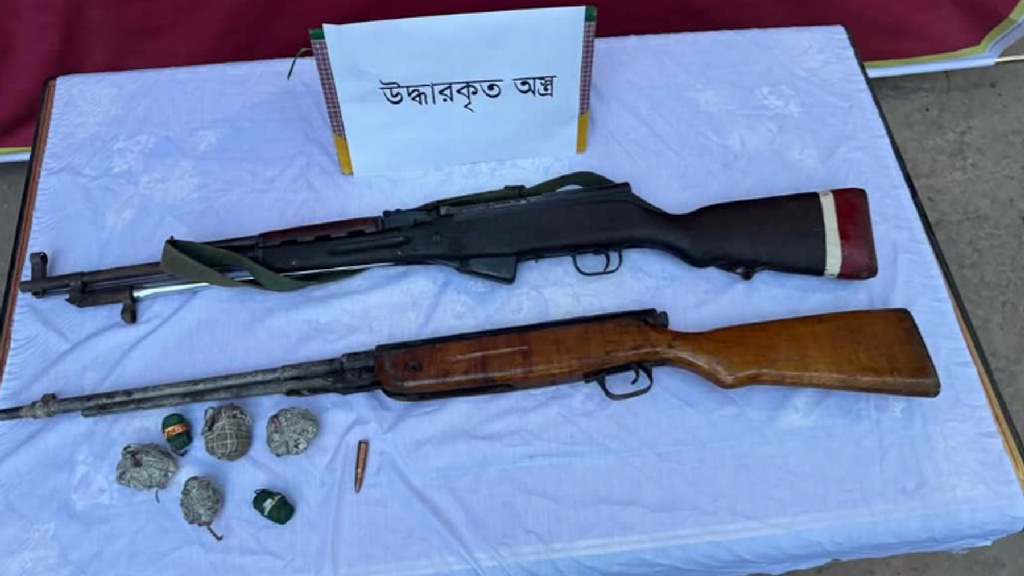 হাজীগঞ্জে যৌথ বাহিনীর অভিযানে অবৈধ অস্ত্র উদ্ধার