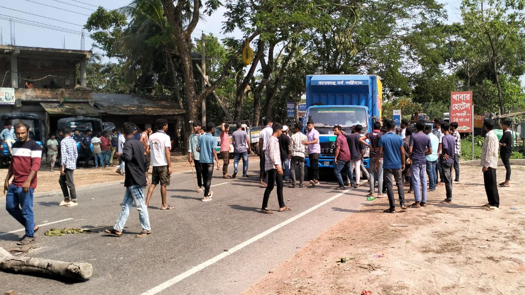 খাবার খাওয়ার সময় বাসচাপায় শ্রমিক দল কর্মীর মৃত্যু, মহাসড়ক অবরোধ