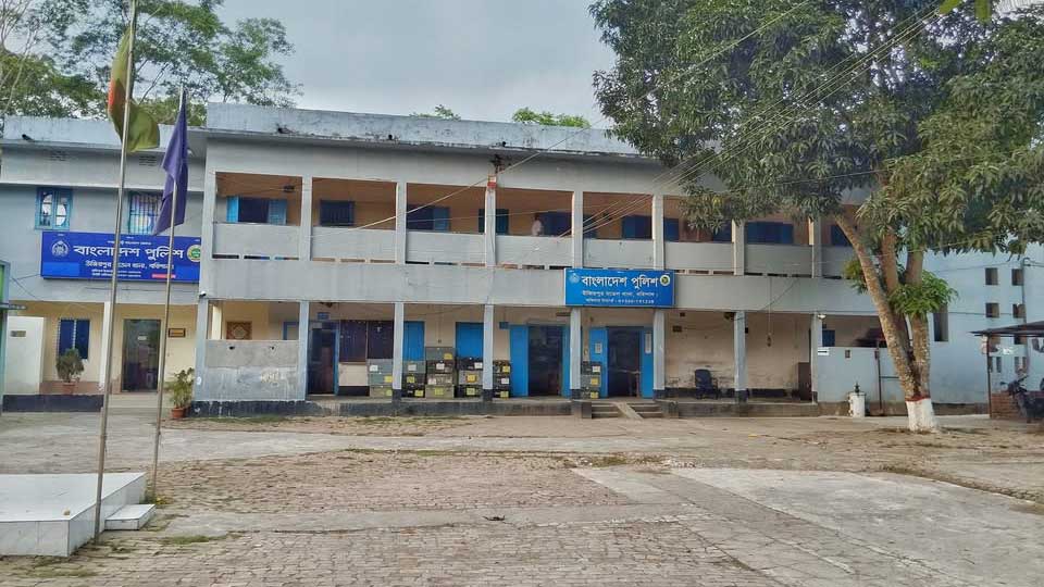উজিরপুরে অ্যাম্বুলেন্স ও বাসের সংঘর্ষে পথচারী নারী নিহত