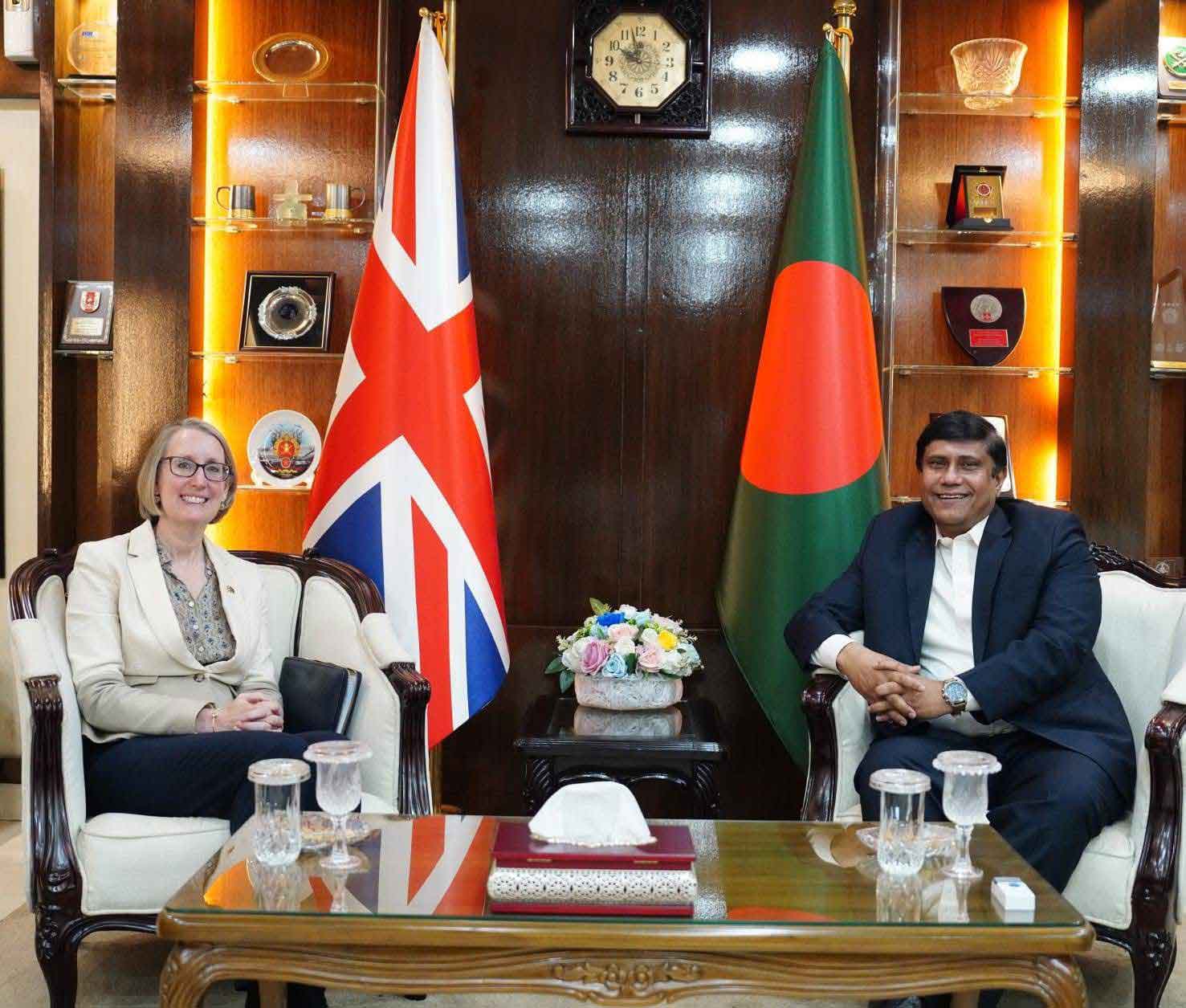 প্রধানমন্ত্রীর প্রতিরক্ষা উপদেষ্টার সঙ্গে যুক্তরাজ্যের হাইকমিশনারের সৌজন্য সাক্ষাৎ