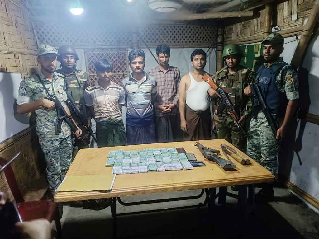 উখিয়ায় অস্ত্র ও ১৪ লাখ টাকাসহ নবী হোসেন বাহিনীর চার সদস্য আটক