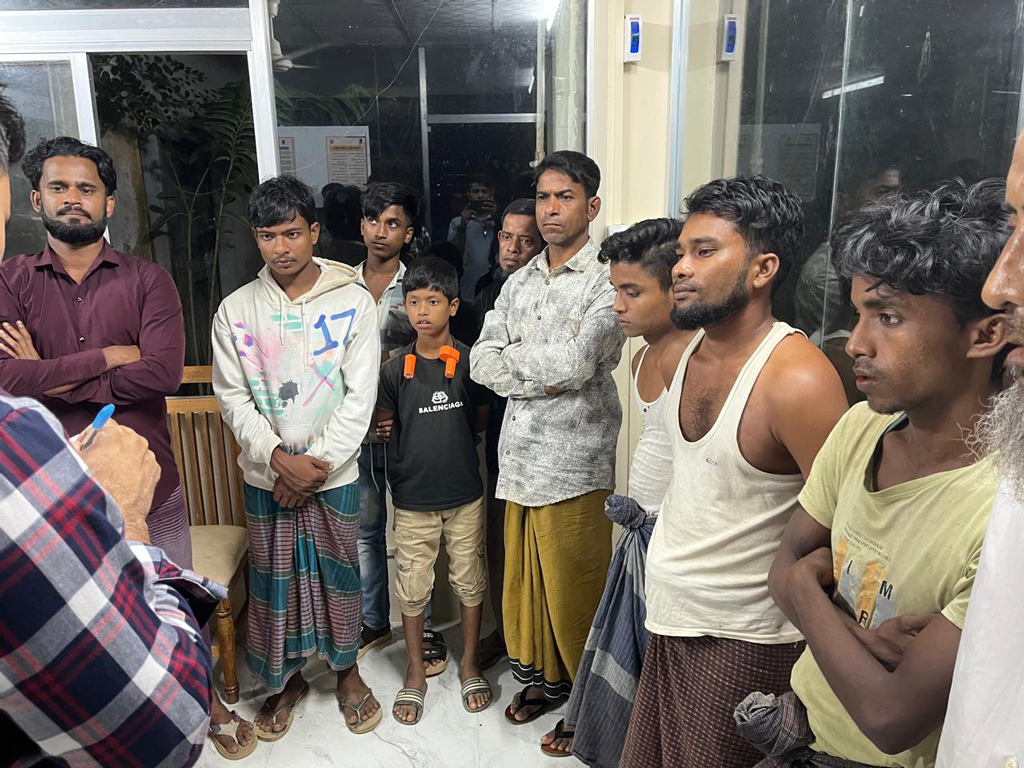 উখিয়ায় র‍্যাবের অভিযান: আটক ১৮ রোহিঙ্গা নারী-পুরুষ বাসাভাড়া নিয়ে থাকে