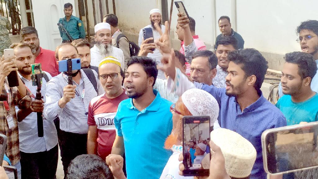 রায় ঘোষণার পর ট্রাইব্যুনালের সামনে উল্লাস